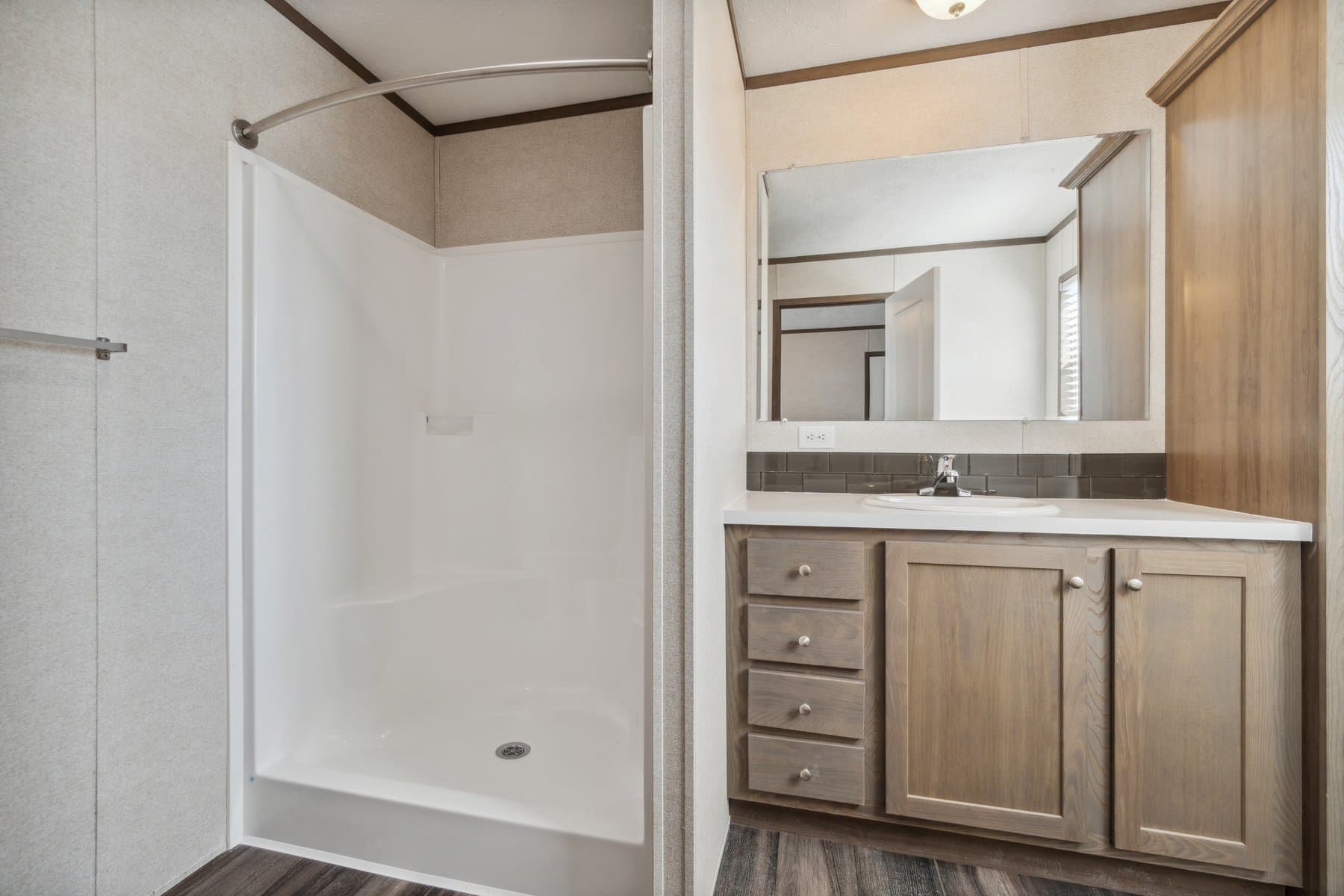 Click to enlarge 1672H32184 single wide home — primary bathroom (photo 3 of 40)