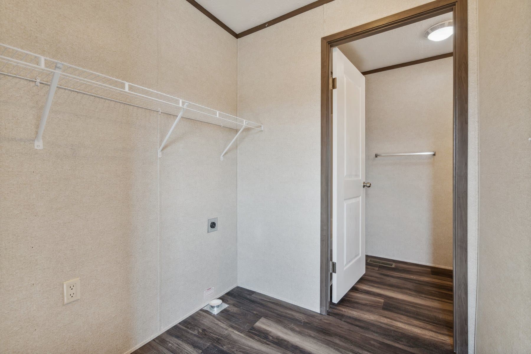 Click to enlarge 1672H32184 single wide home — utility room (photo 20 of 40)