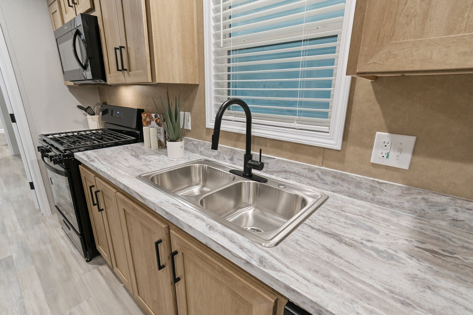 Click to enlarge 1676H32085 single wide home β kitchen (photo 16 of 25)
