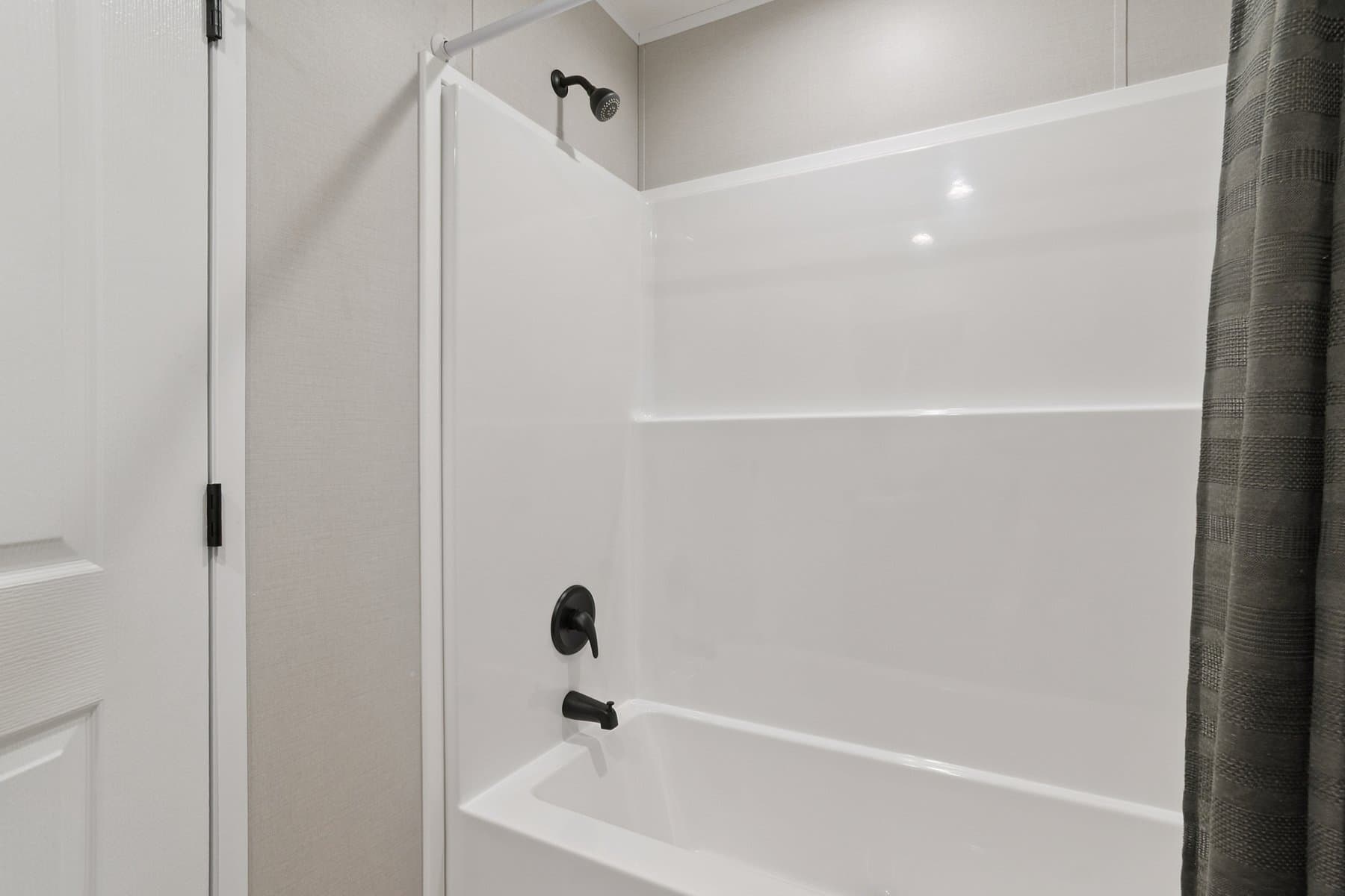 Click to enlarge 1676H32085 single wide home β primary bathroom (photo 24 of 25)
