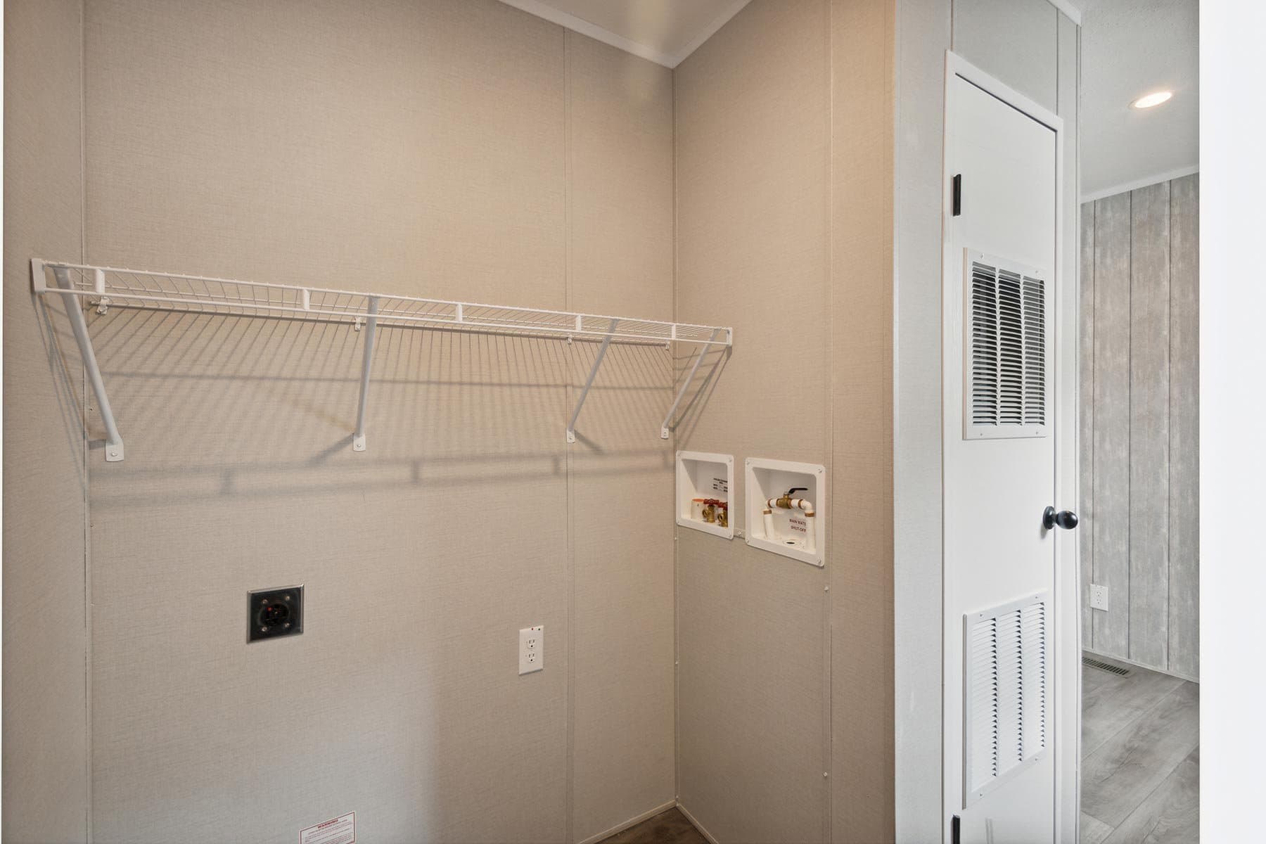 Click to enlarge 1676H32085 single wide home β utility room (photo 9 of 25)