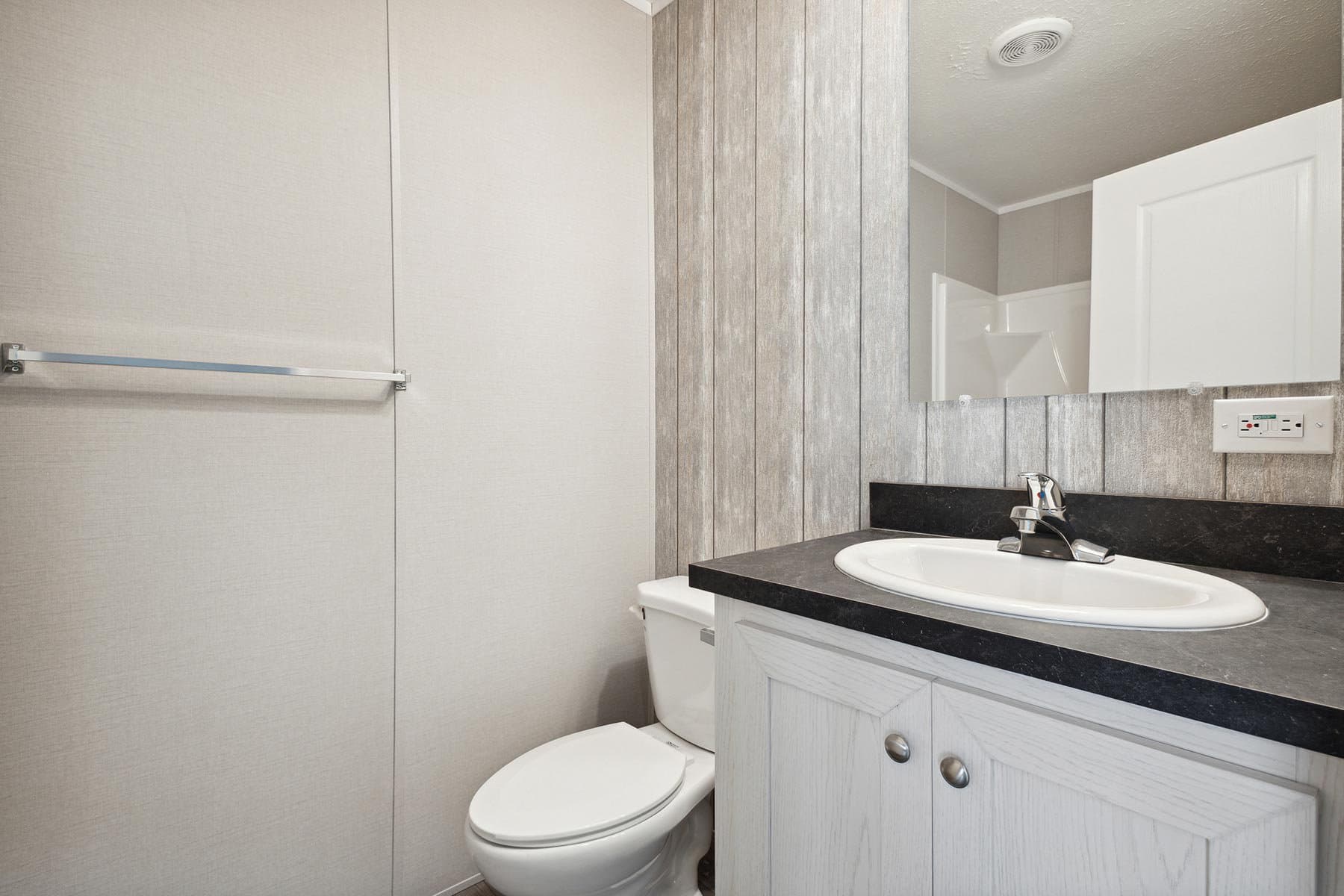 Click to enlarge 1676H32085 single wide home β primary bathroom (photo 4 of 25)