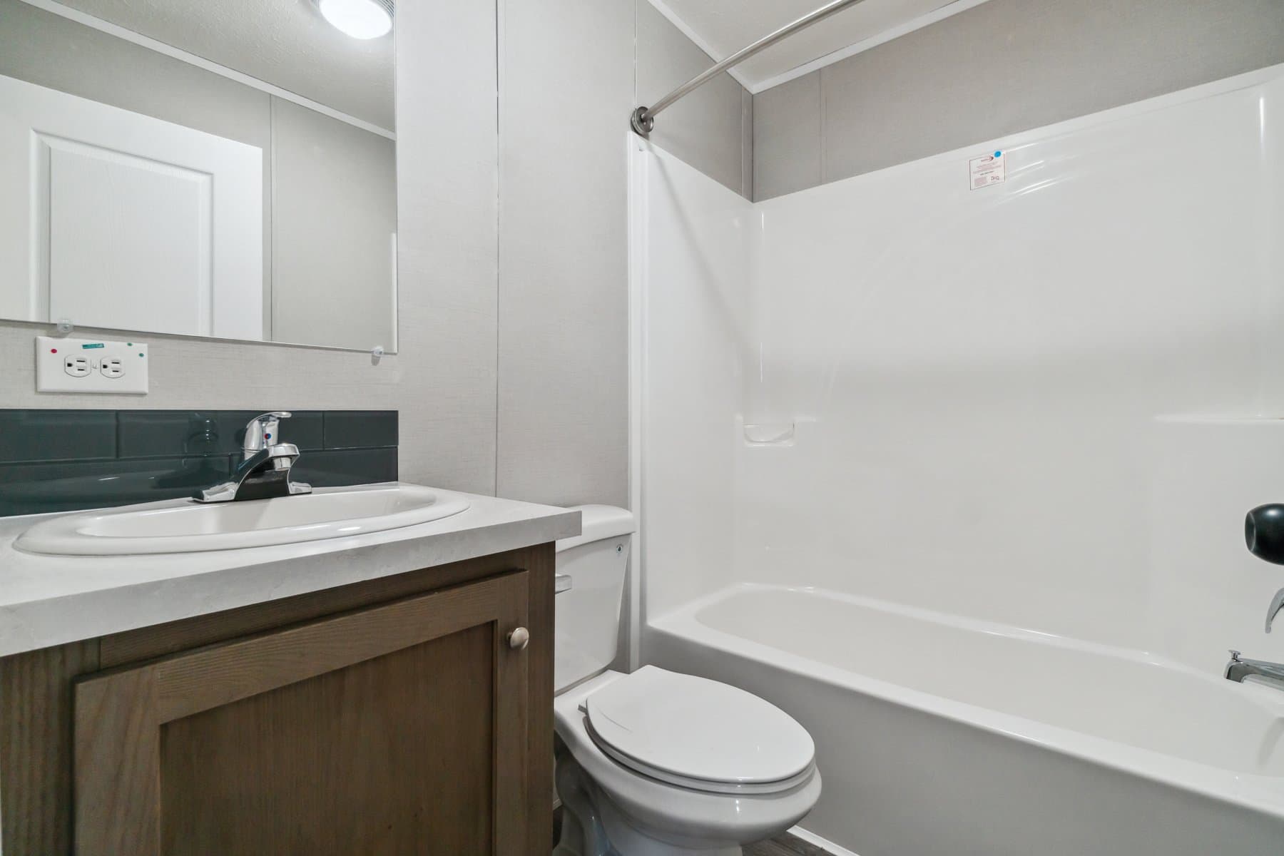 Click to enlarge 1676H32089 single wide home β bathroom (photo 38 of 48)