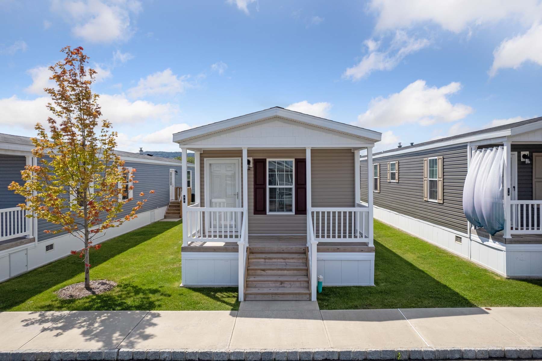 Click to enlarge 1676H32089 single wide home β exterior (photo 43 of 48)