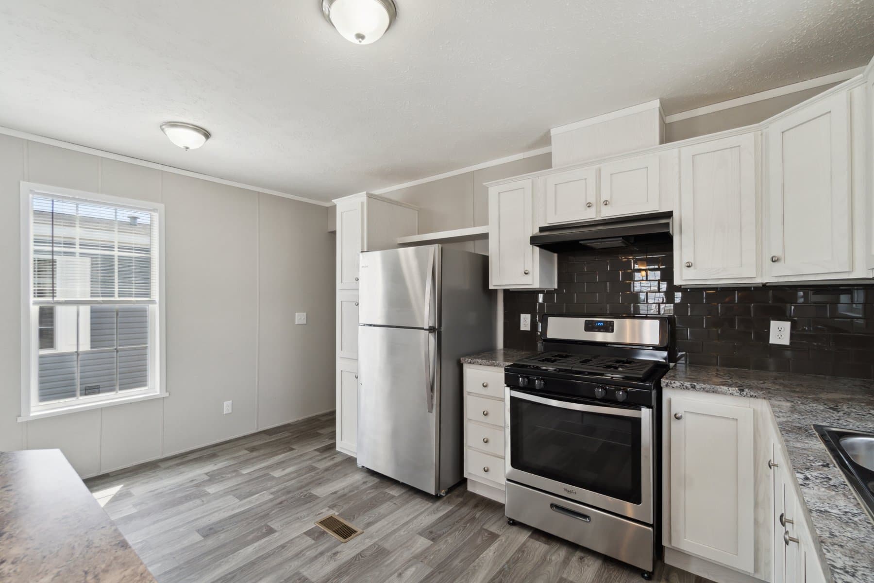 Click to enlarge 1676H32089 single wide home β kitchen (photo 10 of 48)