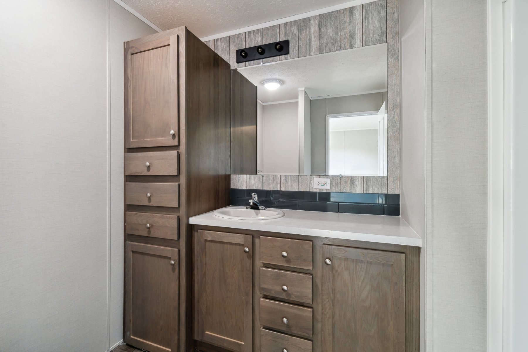 Click to enlarge 1676H32089 single wide home β primary bathroom (photo 36 of 48)