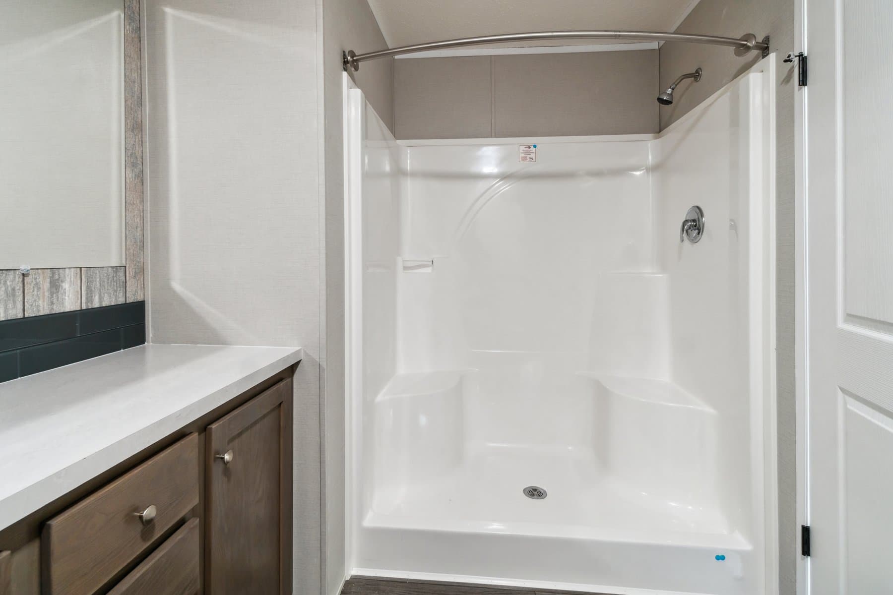 Click to enlarge 1676H32089 single wide home β primary bathroom (photo 37 of 48)