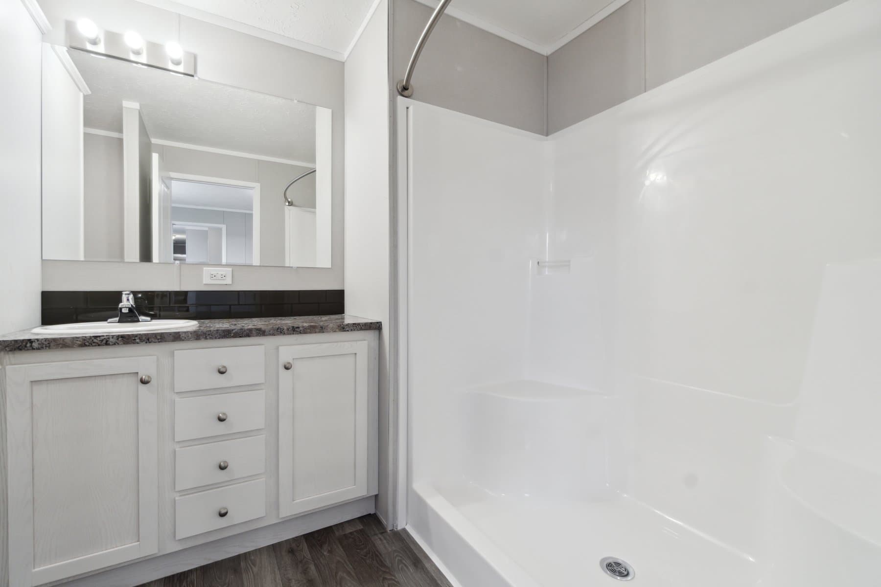 Click to enlarge 1676H32089 single wide home β primary bathroom (photo 19 of 48)