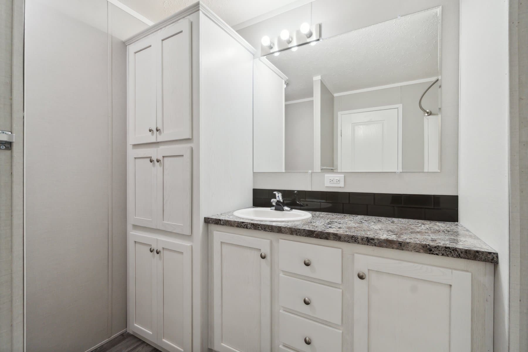 Click to enlarge 1676H32089 single wide home β primary bathroom (photo 5 of 48)