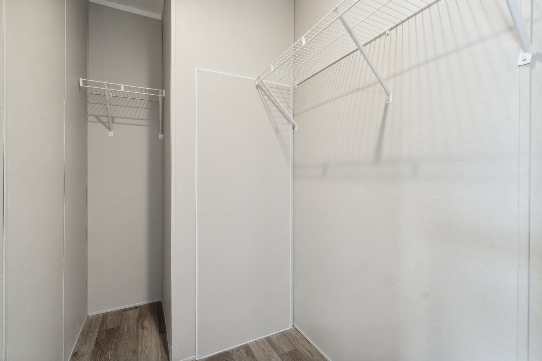 Click to enlarge 1676H32089 single wide home β walk-in closet (photo 18 of 48)
