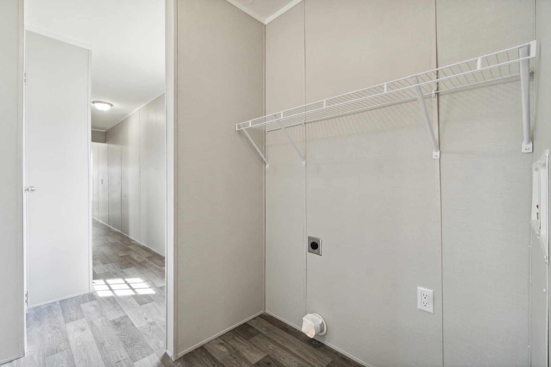 Click to enlarge 1676H32089 single wide home β utility room (photo 25 of 48)
