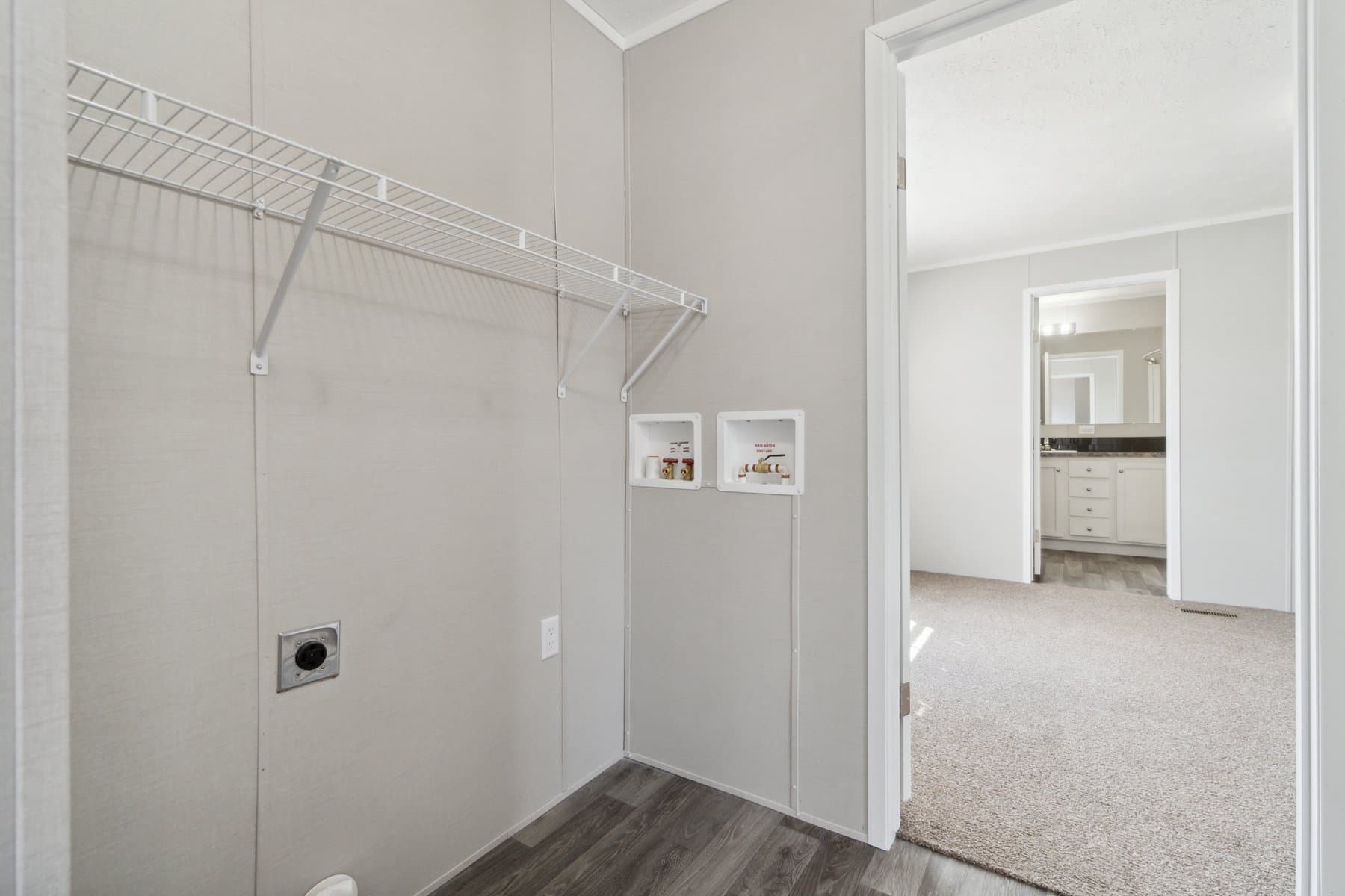 Click to enlarge 1676H32089 single wide home β utility room (photo 26 of 48)
