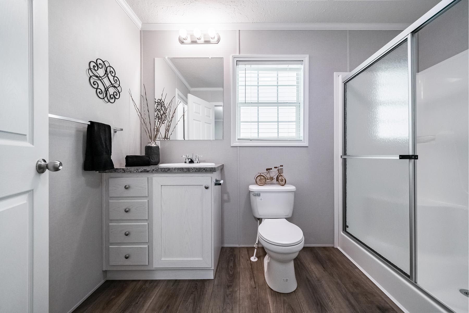 Click to enlarge 1676H32091 single wide home β primary bathroom (photo 5 of 16)