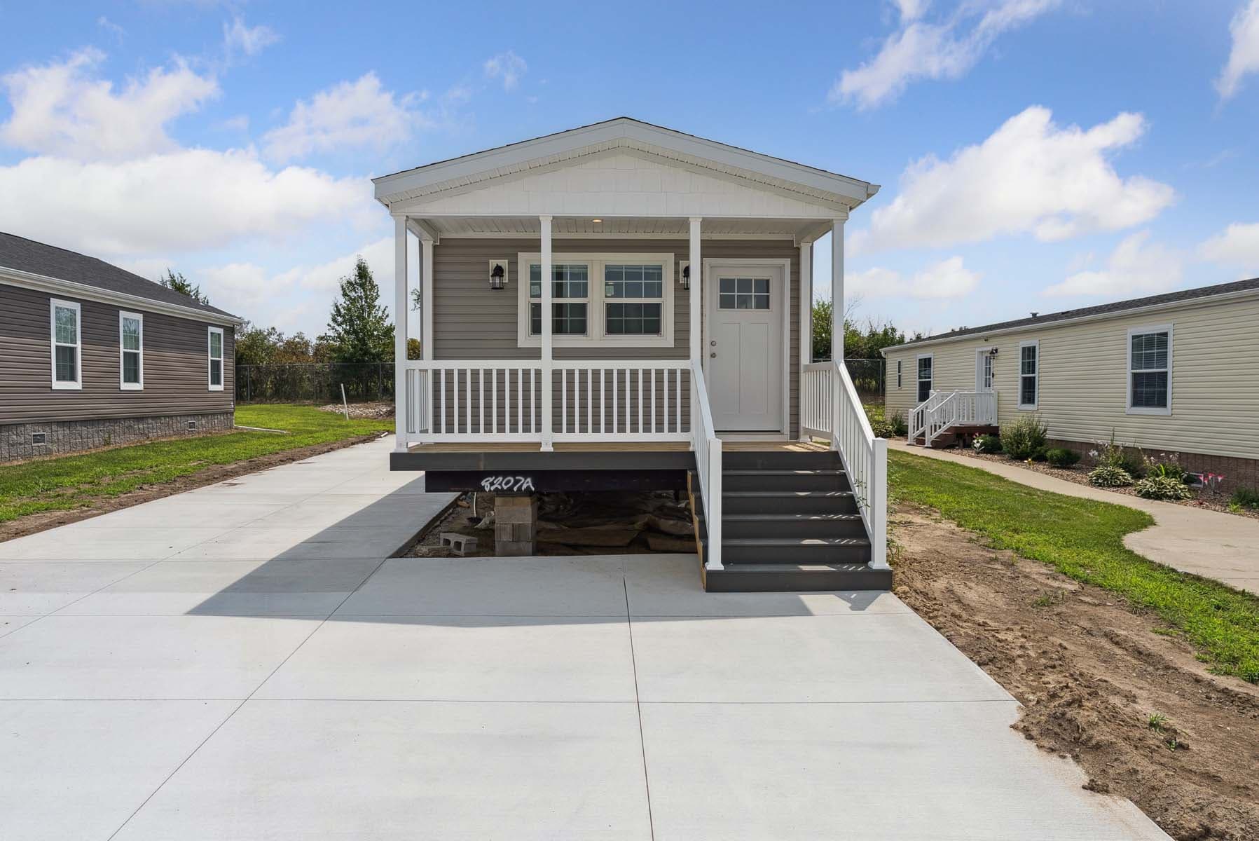 Click to enlarge 1676H32221 single wide home — exterior (photo 4 of 15)