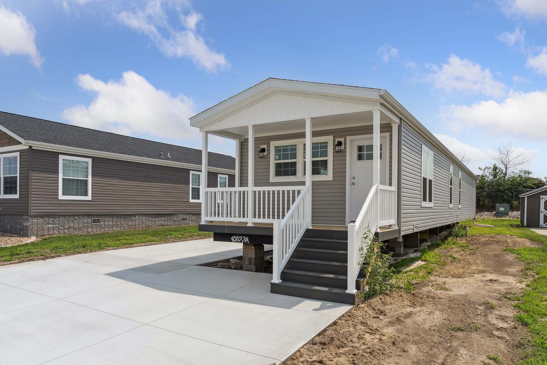 Click to enlarge 1676H32221 single wide home — exterior (photo 5 of 15)