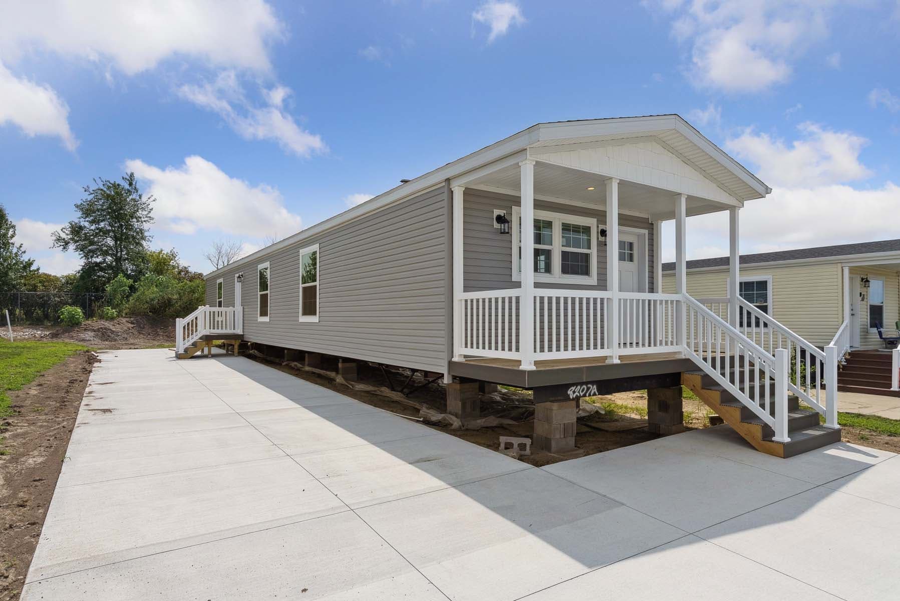 Click to enlarge 1676H32221 single wide home — exterior (photo 7 of 15)