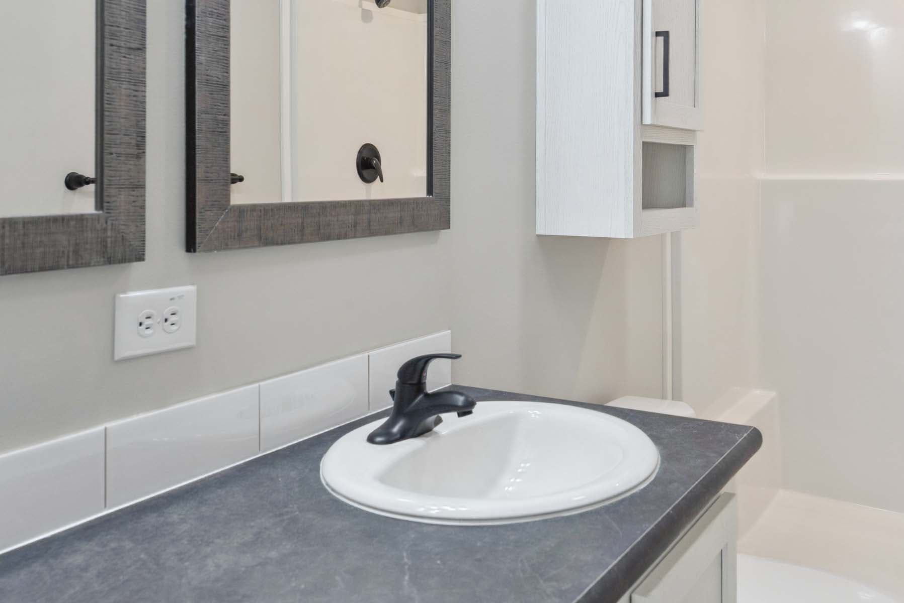 Click to enlarge Lincoln multi-section home — primary bathroom (photo 18 of 22)