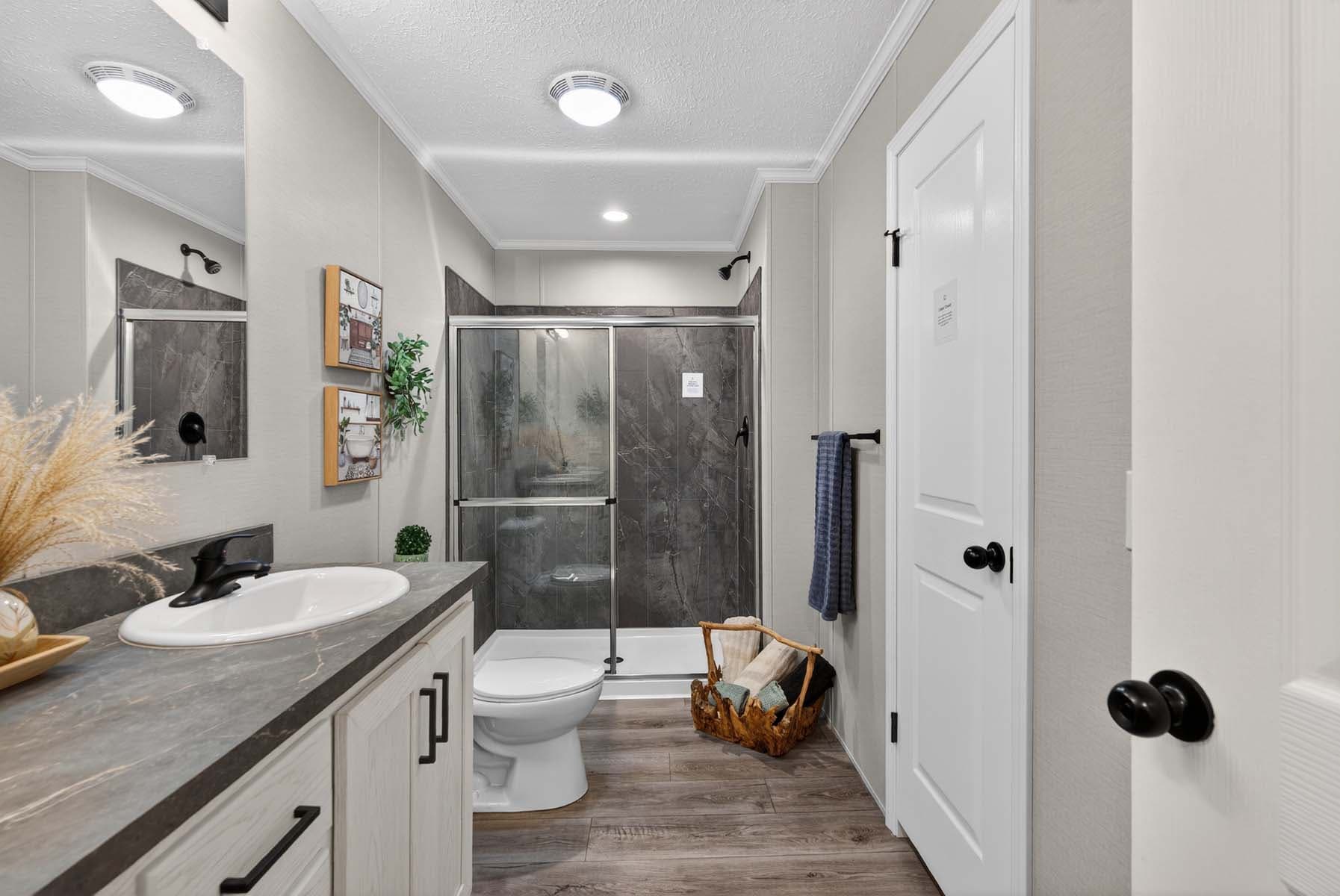 Click to enlarge Silverton multi-section home — primary bathroom (photo 28 of 32)