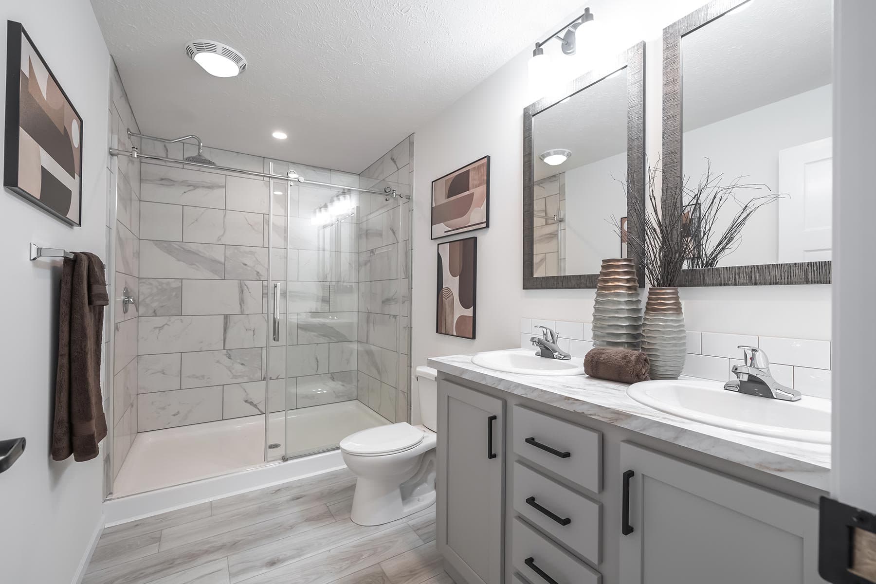 Click to enlarge Belvidere multi-section home — primary bathroom (photo 18 of 27)