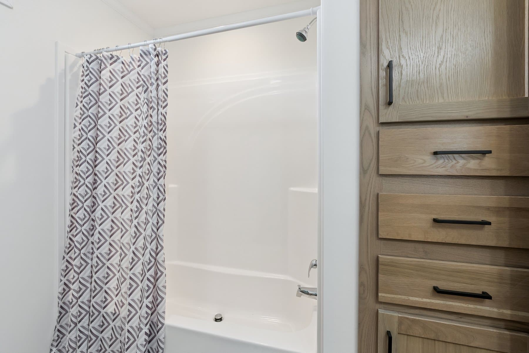 Click to enlarge Bay Port modular home — bathroom (photo 35 of 42)