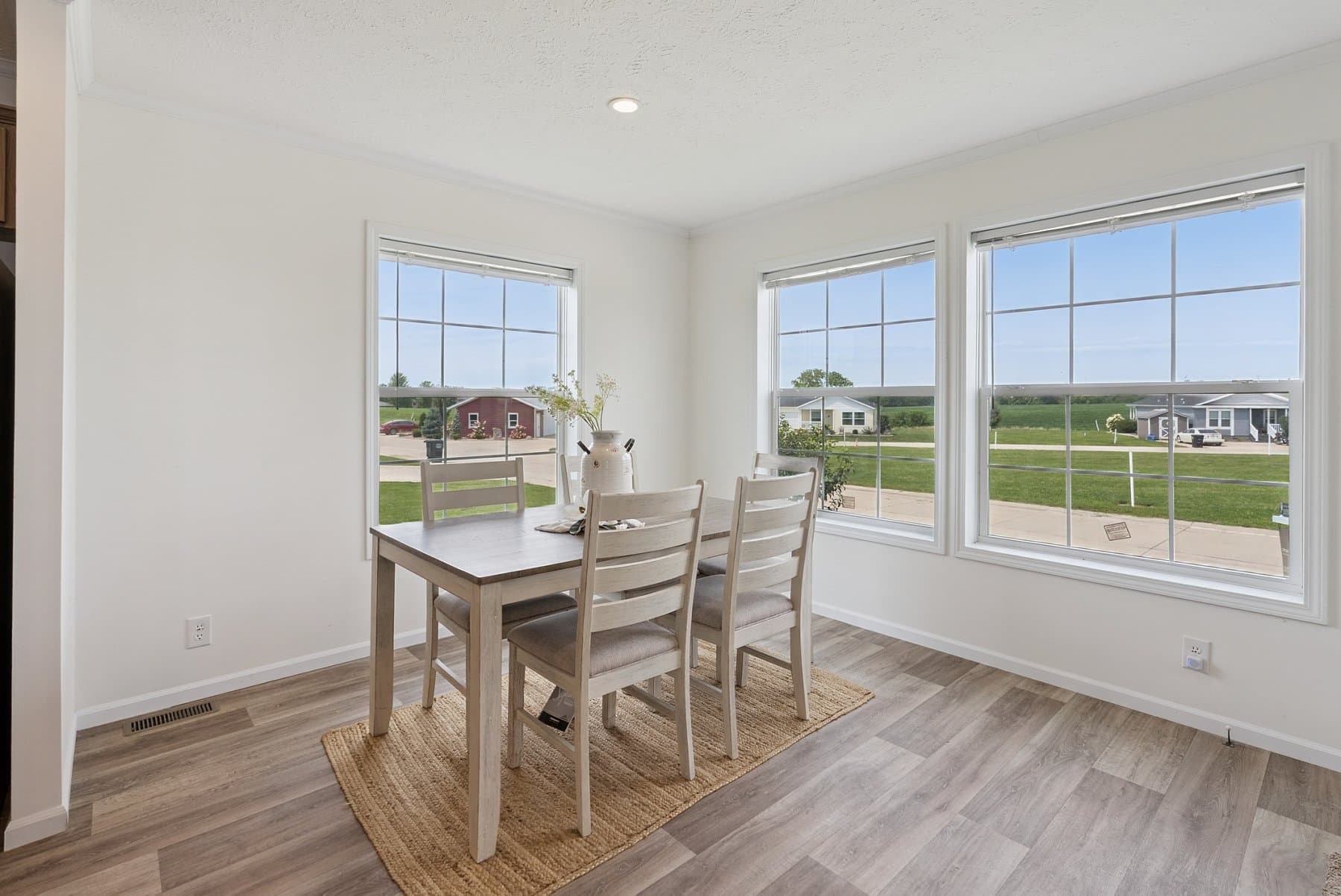 Click to enlarge Bay Port modular home — dining area (photo 26 of 42)