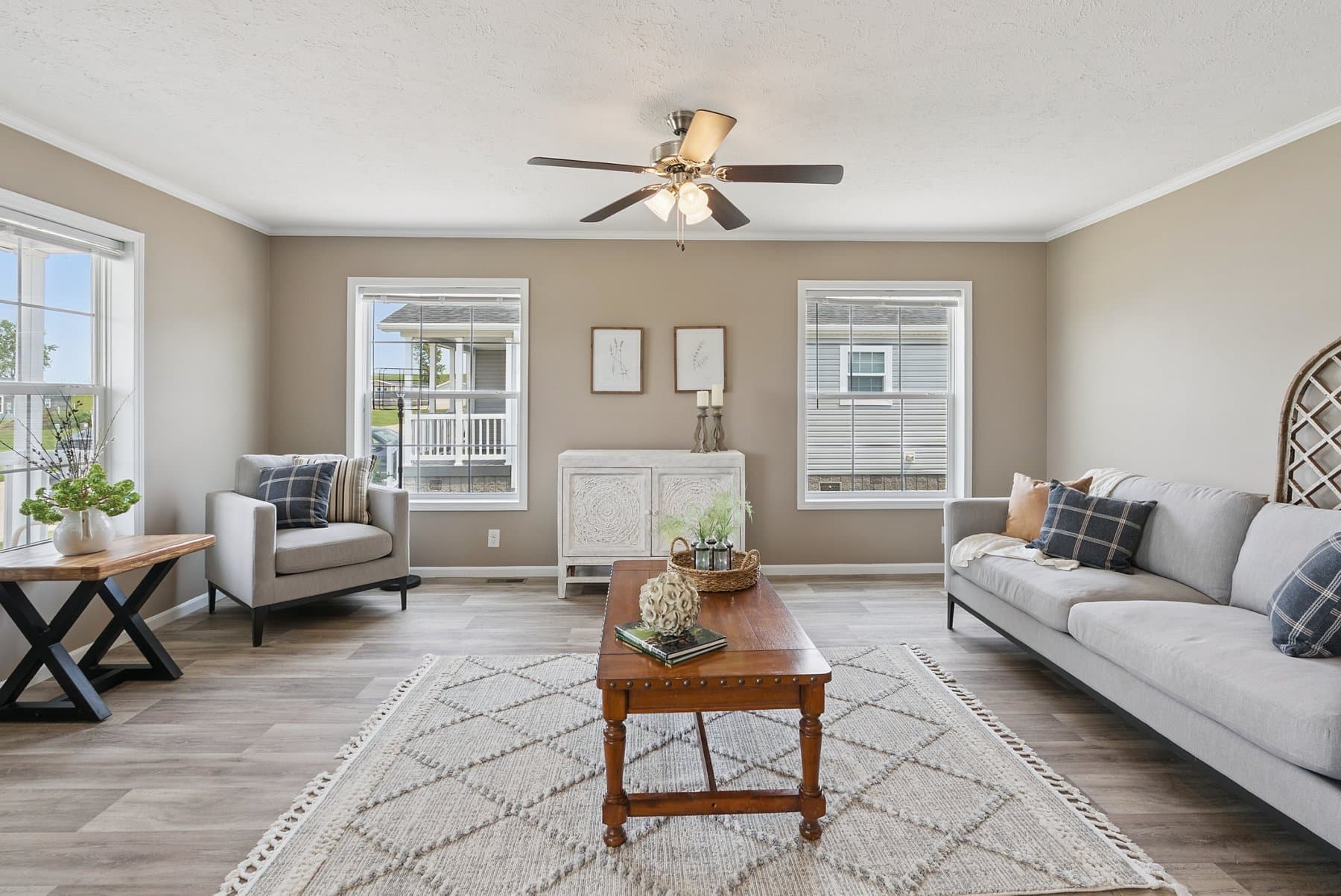 Click to enlarge Bay Port modular home — living room (photo 14 of 42)