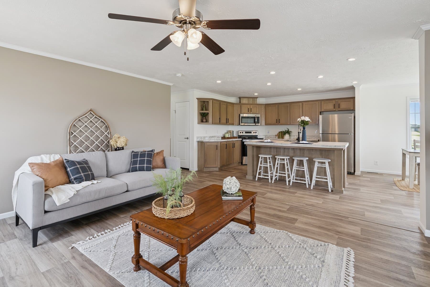 Click to enlarge Bay Port modular home — living room (photo 18 of 42)
