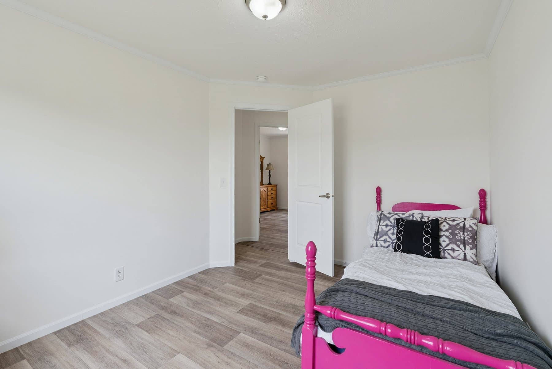 Click to enlarge Bay Port multi-section home β bedroom (photo 25 of 27)