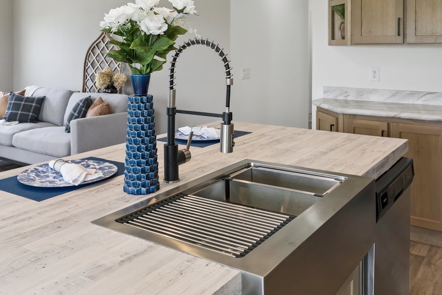 Click to enlarge Bay Port multi-section home β kitchen (photo 16 of 27)