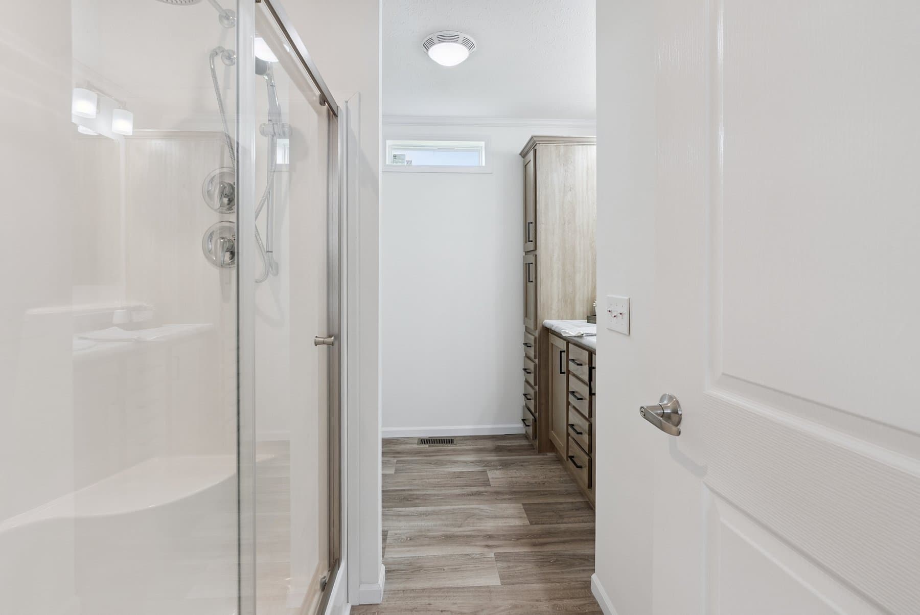 Click to enlarge Bay Port multi-section home β primary bathroom (photo 21 of 27)