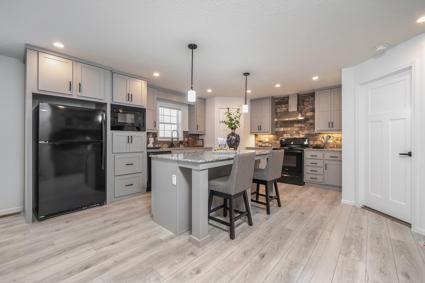 Click to enlarge Easton multi-section home — kitchen (photo 4 of 8)