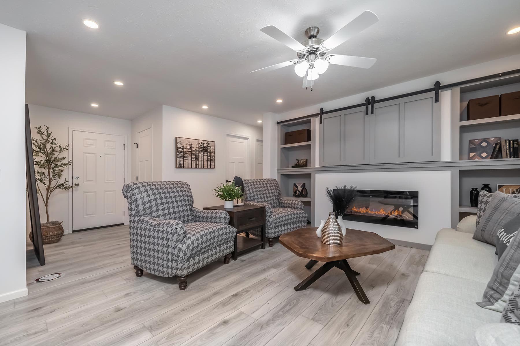 Click to enlarge Easton multi-section home — living room (photo 5 of 8)