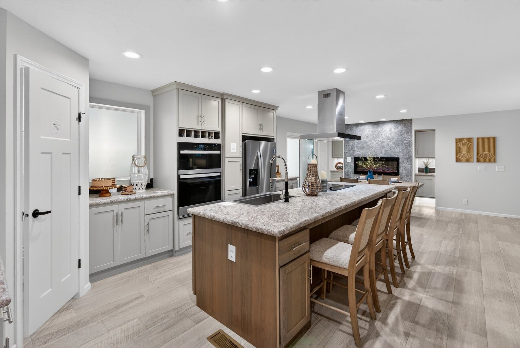 Click to enlarge Odyssey multi-section home — kitchen (photo 12 of 16)