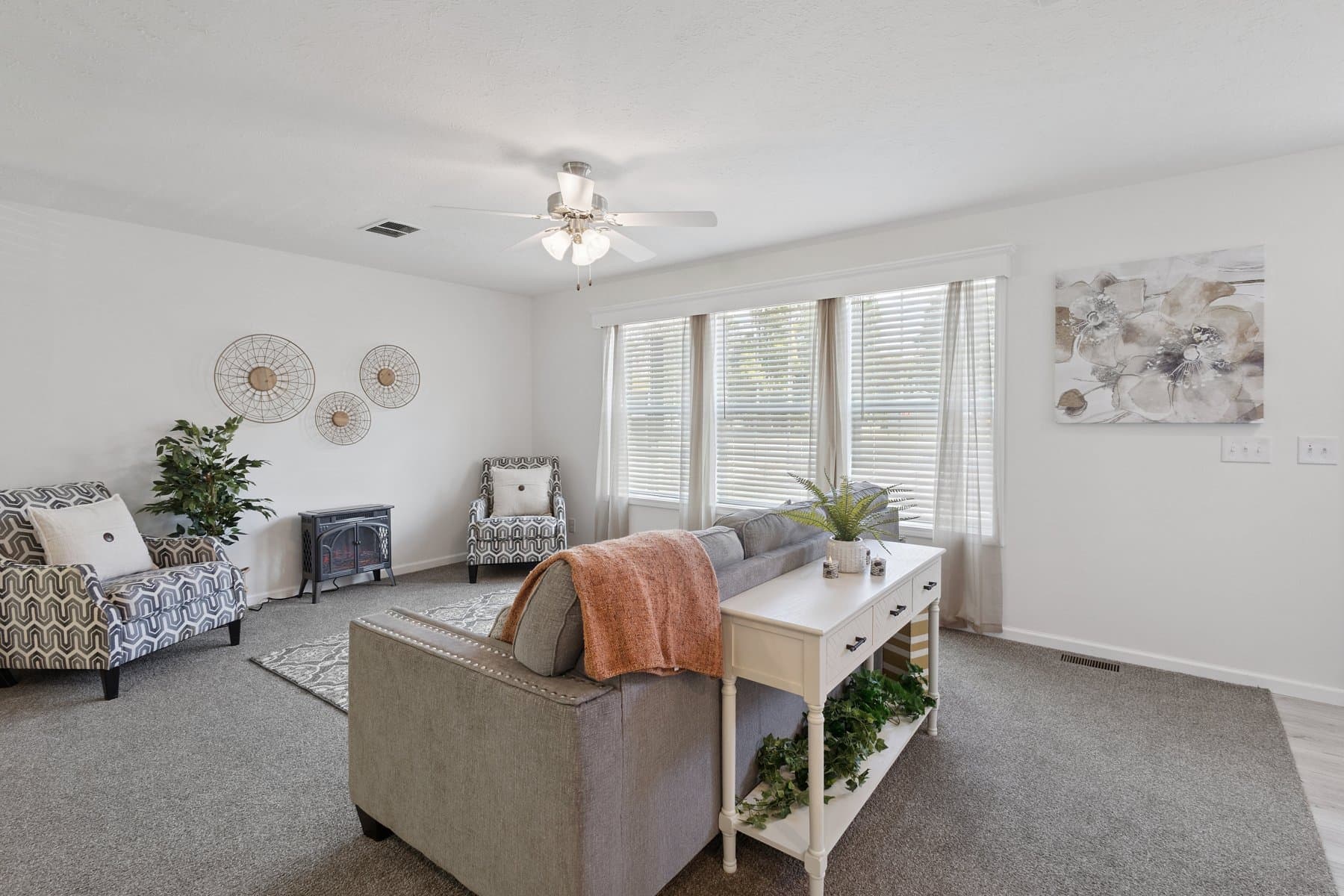 Click to enlarge Summit multi-section home — living room (photo 6 of 8)