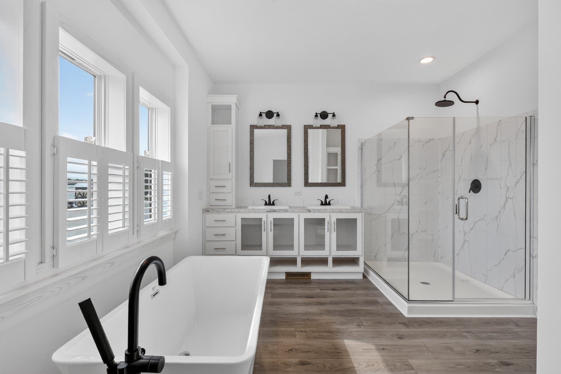 Click to enlarge Verona multi-section home — primary bathroom (photo 4 of 6)