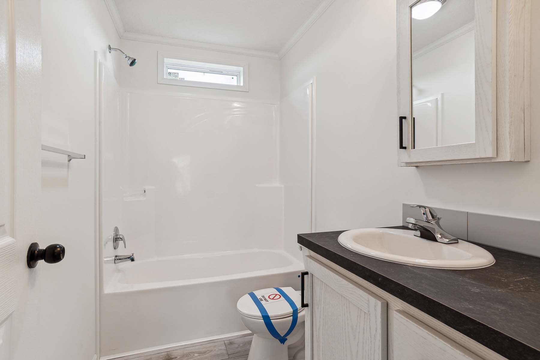 Click to enlarge Pontiac multi-section home β bathroom (photo 3 of 38)