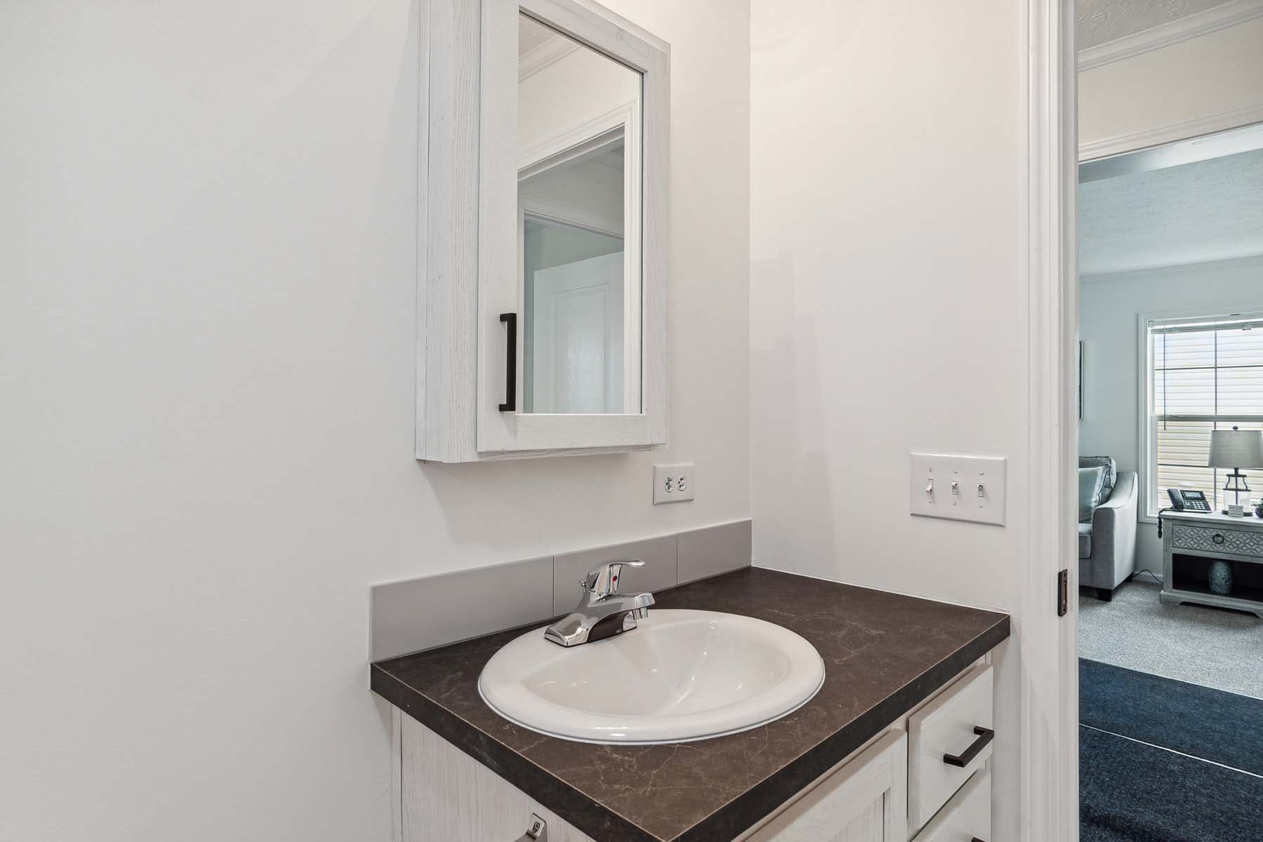 Click to enlarge Pontiac multi-section home β bathroom (photo 4 of 38)