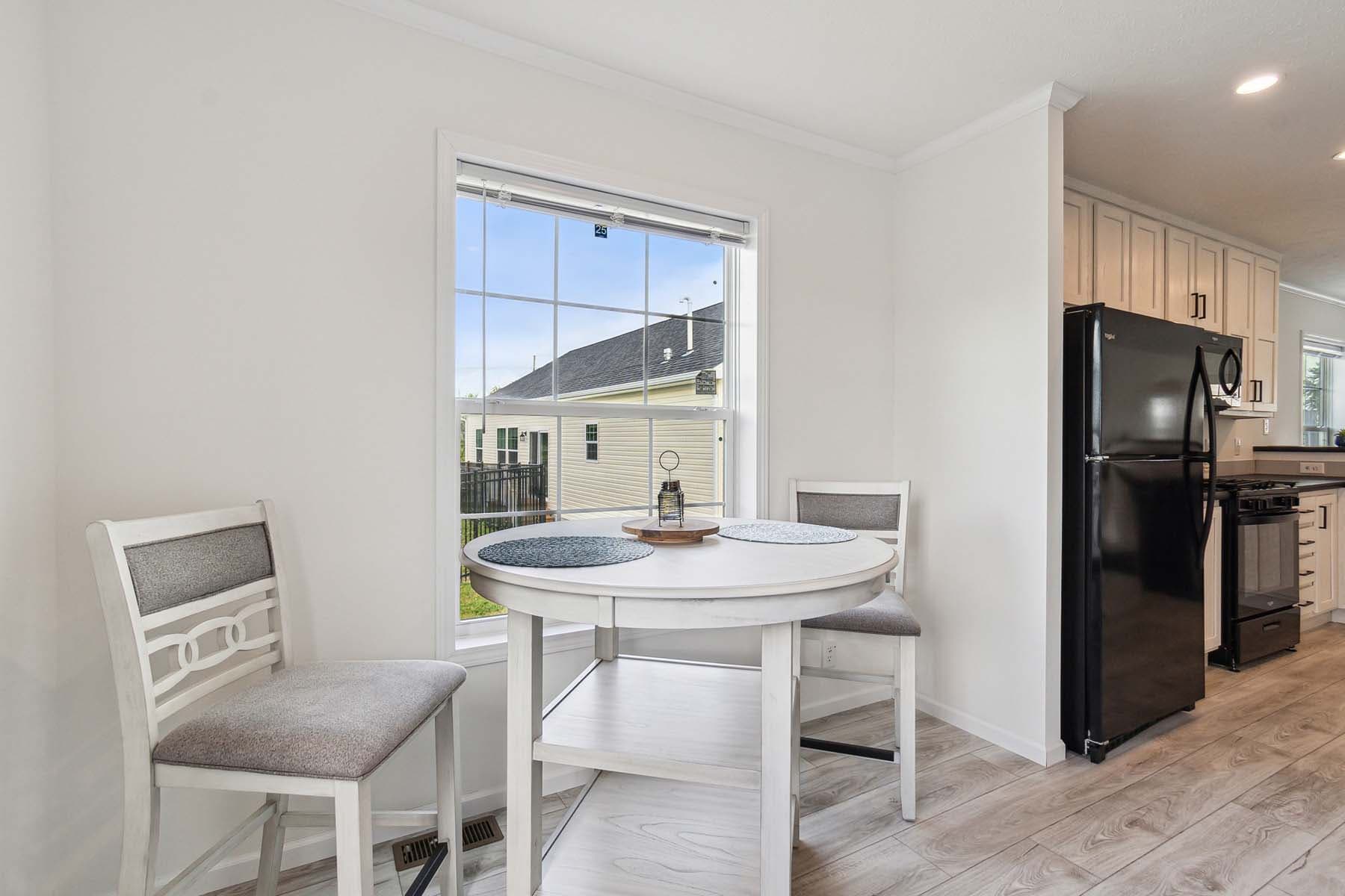Click to enlarge Pontiac multi-section home β dining area (photo 14 of 38)