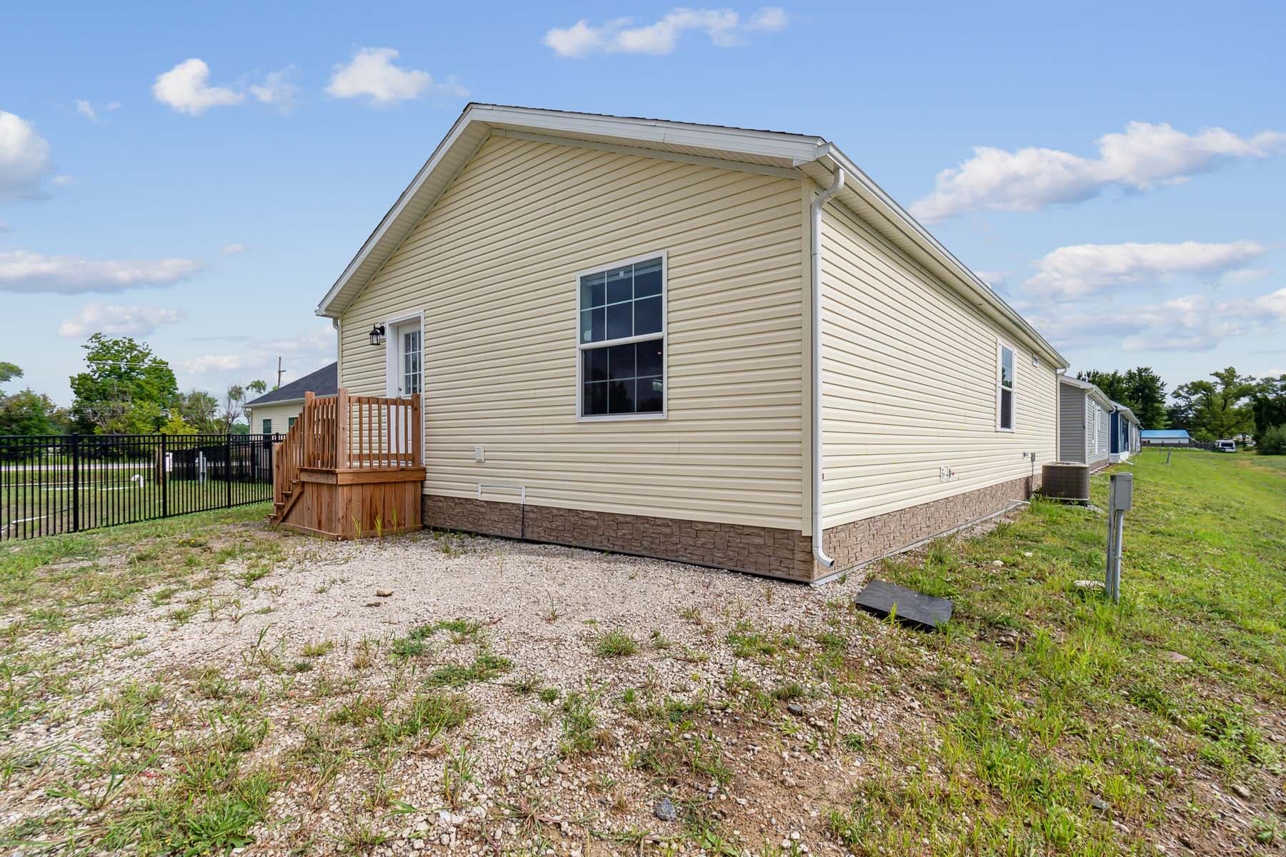 Click to enlarge Pontiac multi-section home β exterior (photo 20 of 38)
