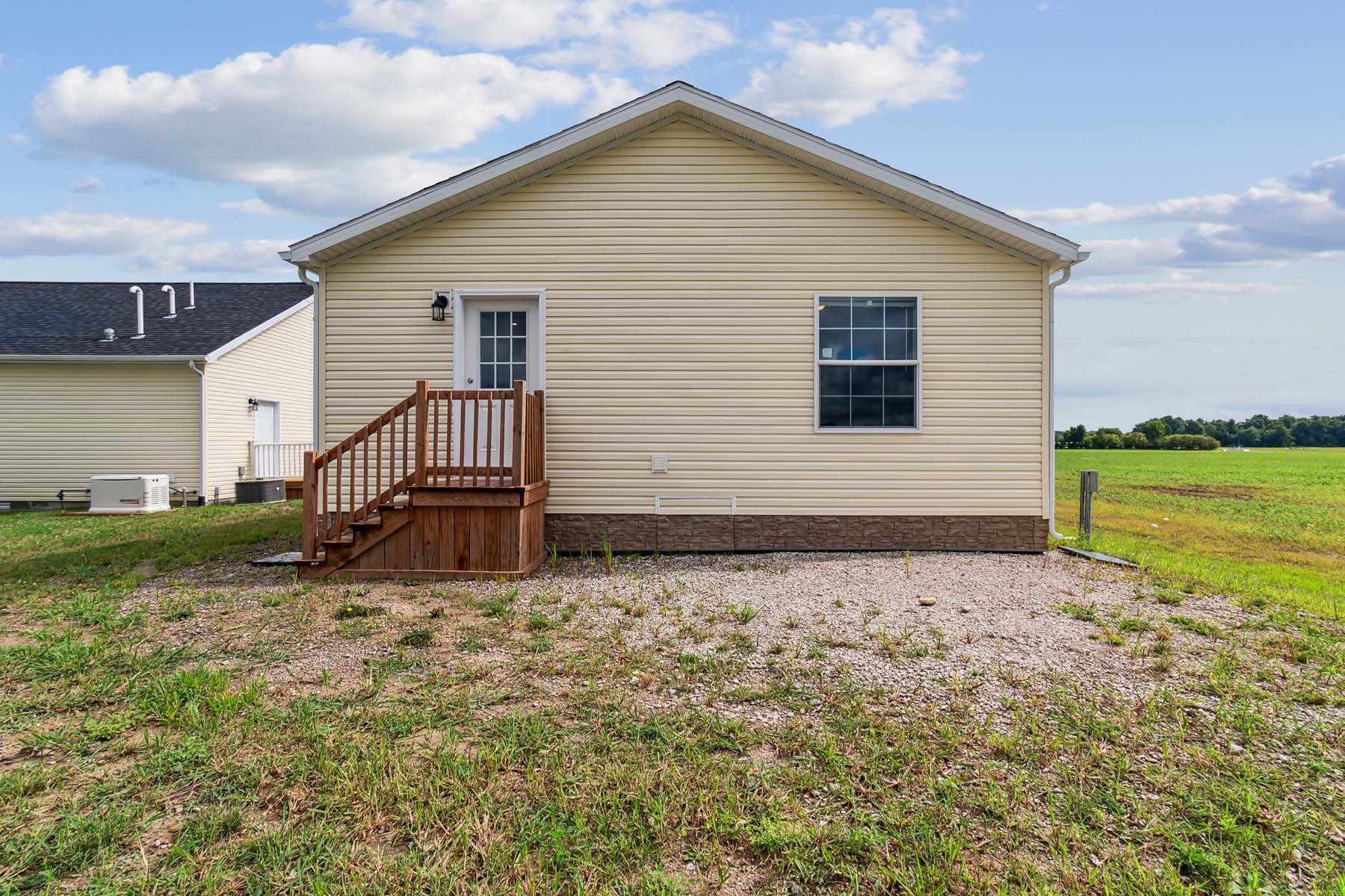 Click to enlarge Pontiac multi-section home β exterior (photo 21 of 38)