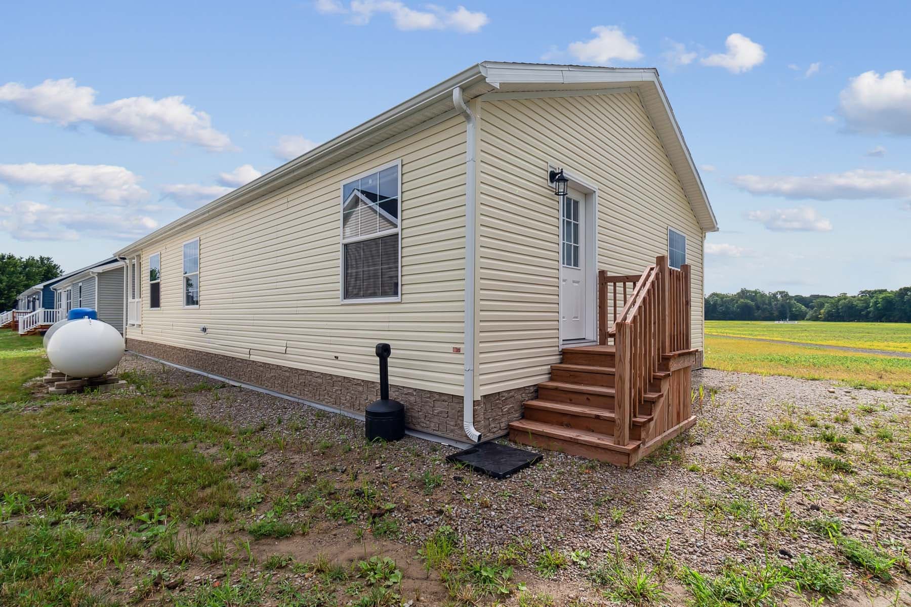 Click to enlarge Pontiac multi-section home β exterior (photo 22 of 38)