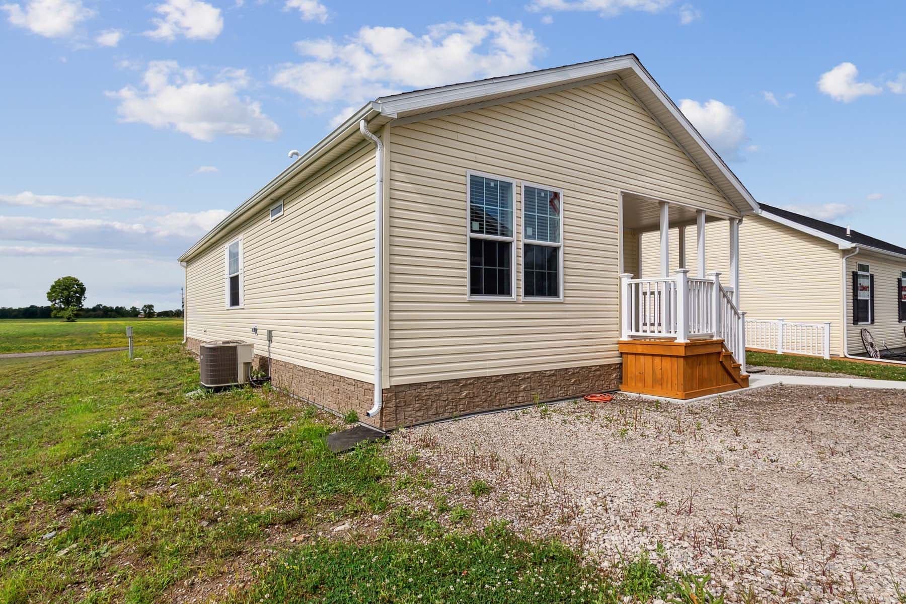 Click to enlarge Pontiac multi-section home β exterior (photo 23 of 38)