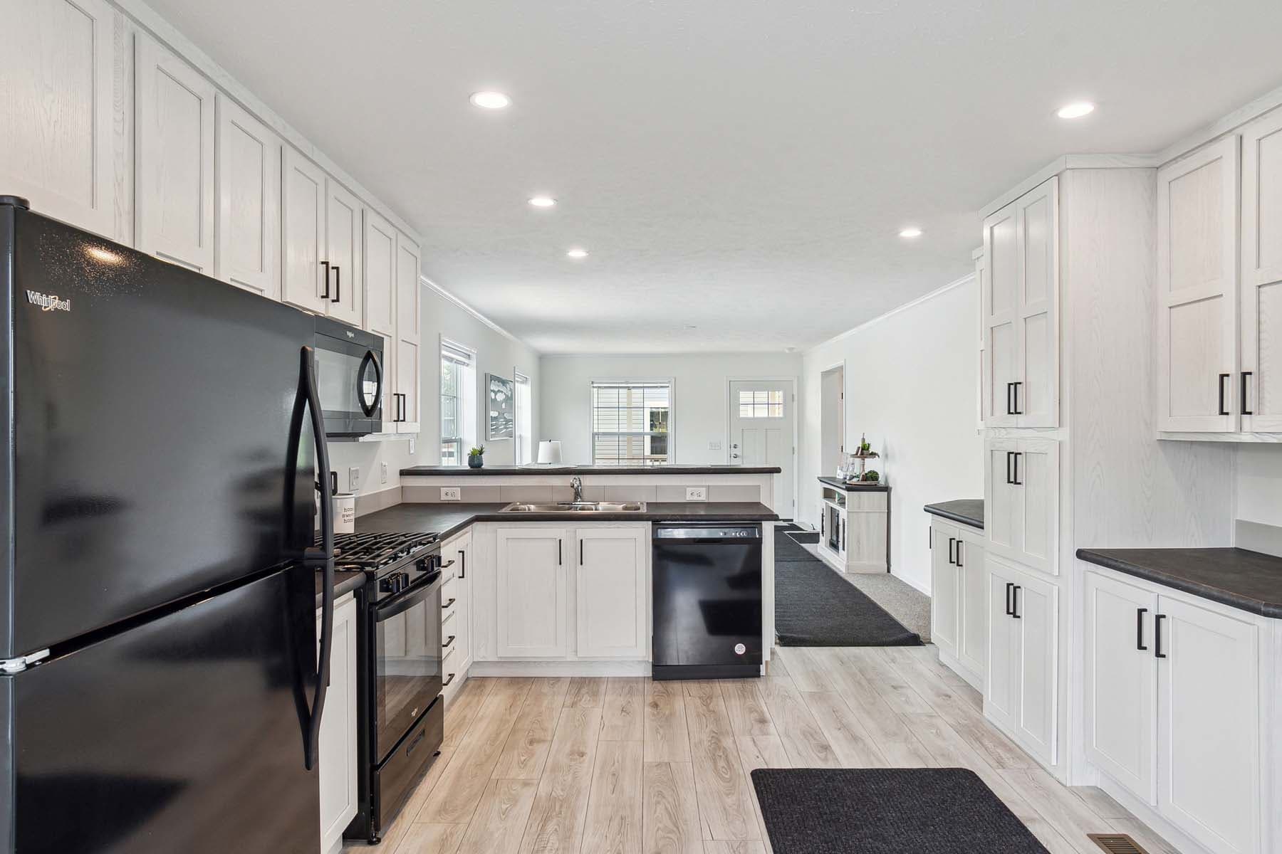 Click to enlarge Pontiac multi-section home β kitchen (photo 25 of 38)