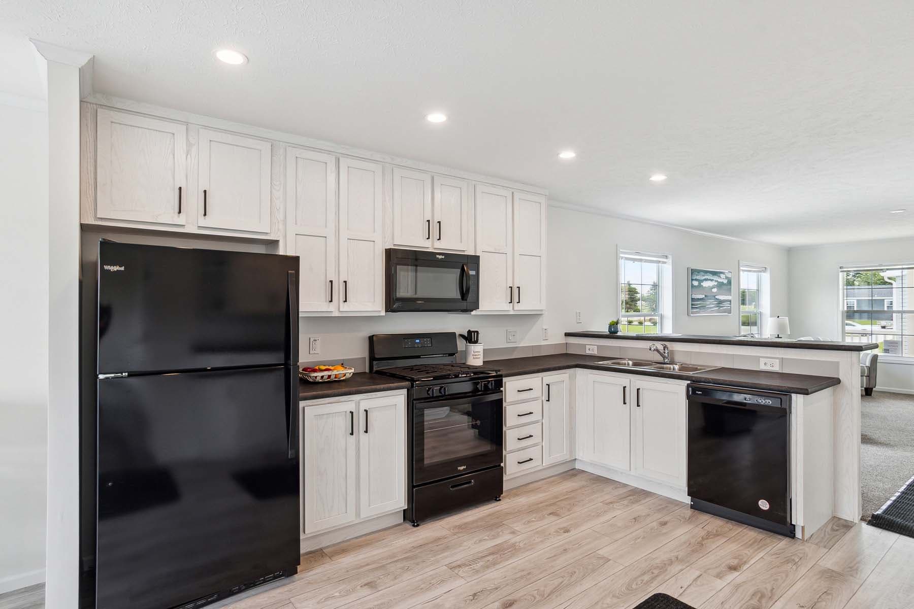 Click to enlarge Pontiac multi-section home β kitchen (photo 26 of 38)
