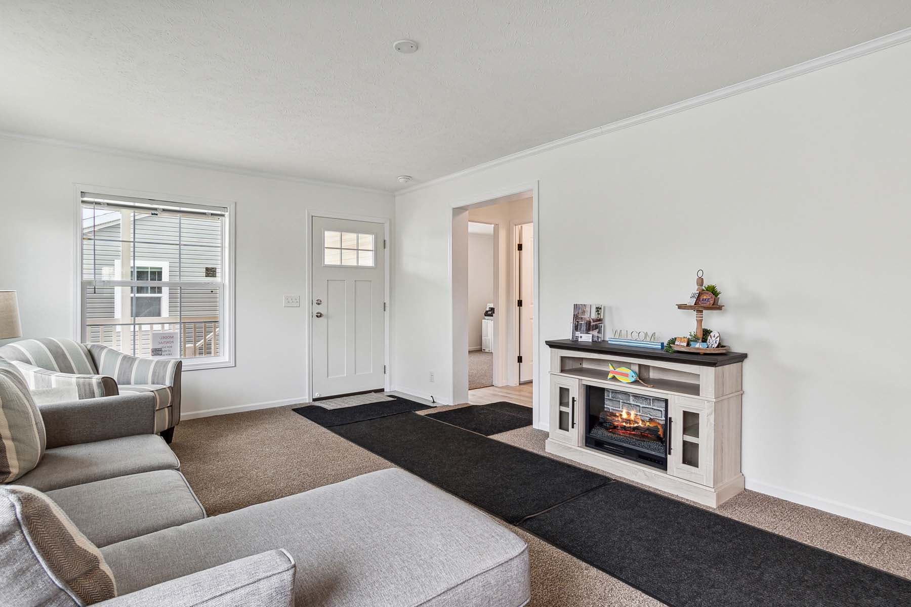Click to enlarge Pontiac multi-section home β living room (photo 33 of 38)