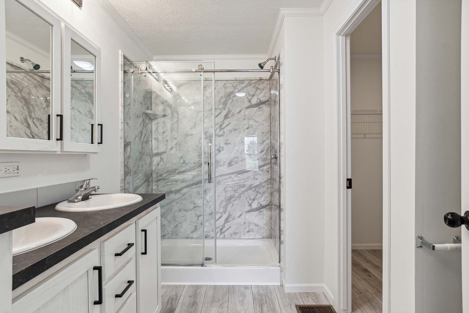 Click to enlarge Pontiac multi-section home β primary bathroom (photo 34 of 38)