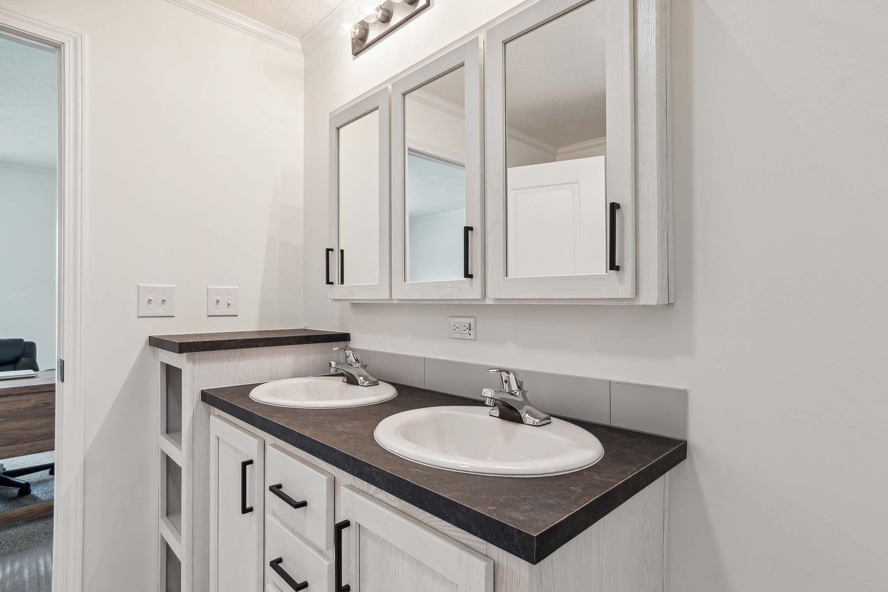Click to enlarge Pontiac multi-section home β primary bathroom (photo 35 of 38)