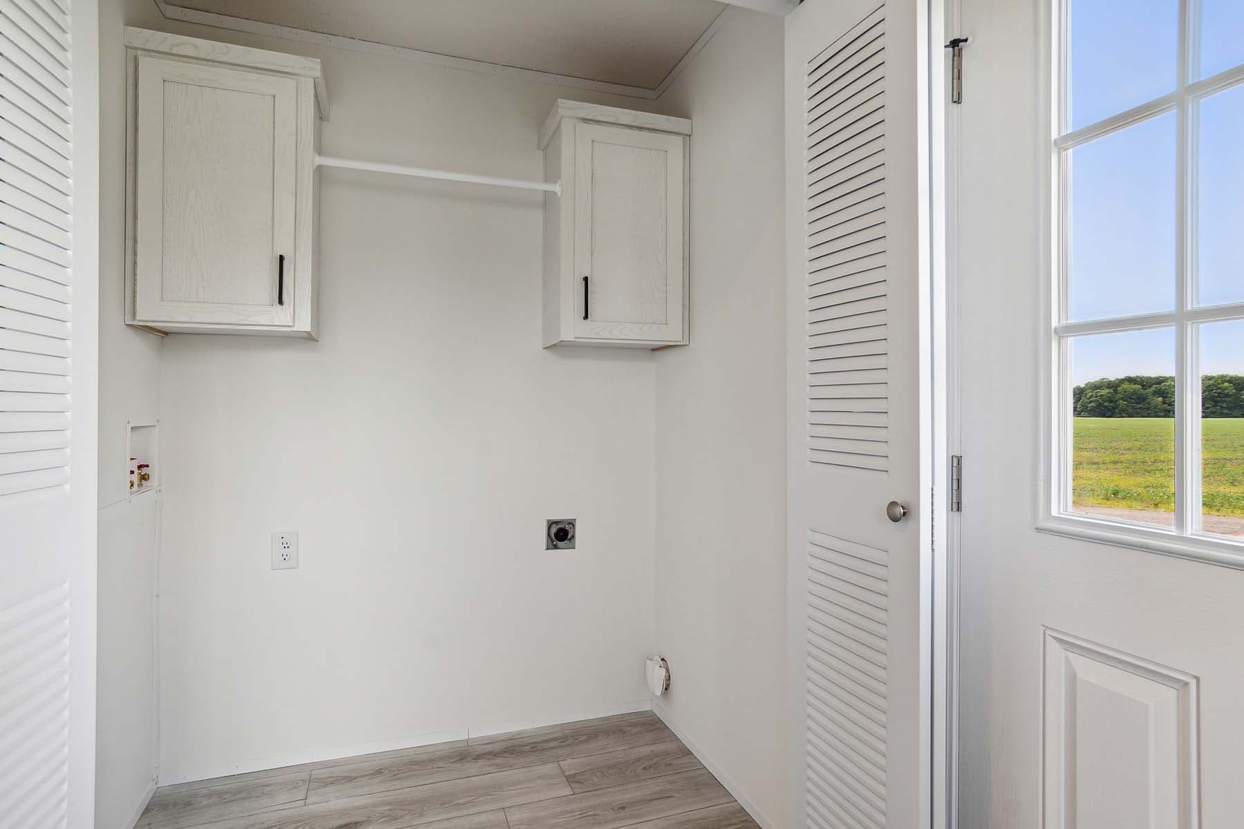 Click to enlarge Pontiac multi-section home β utility room (photo 38 of 38)