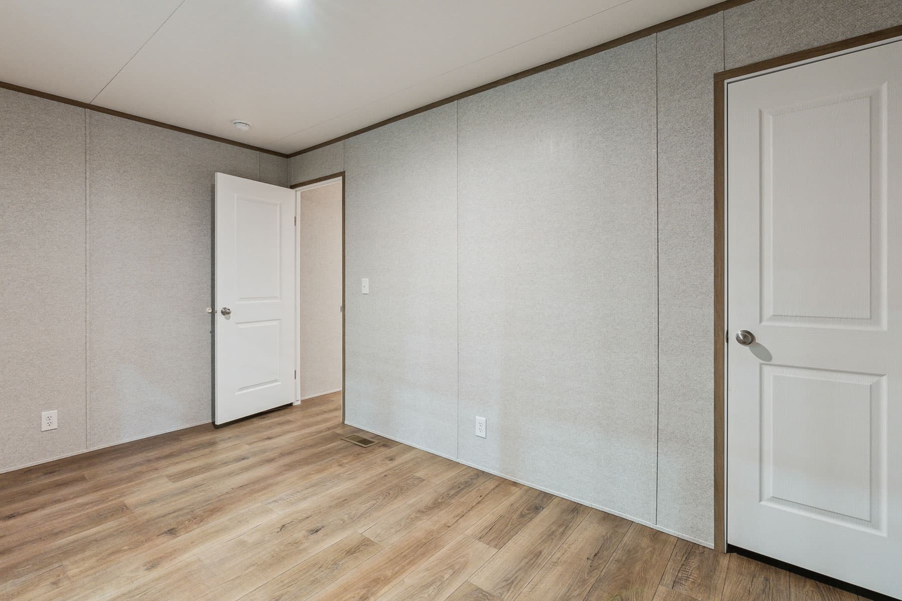 Click to enlarge Vertex single wide home — bedroom (photo 12 of 34)
