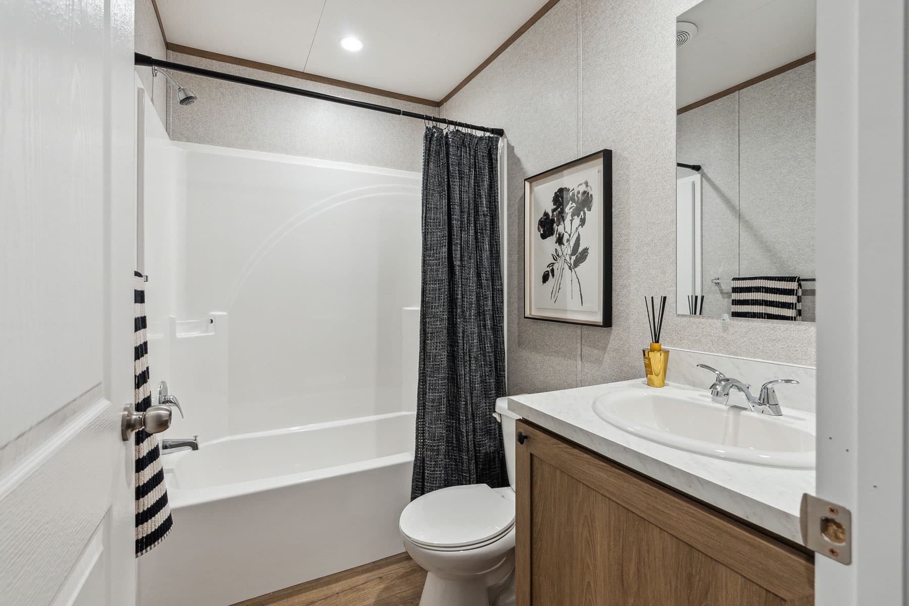 Click to enlarge Vertex single wide home — guest bathroom (photo 33 of 34)